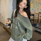 Sudadera informal con hombros descubiertos y letras gráficas