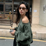 Sudadera informal con hombros descubiertos y letras gráficas