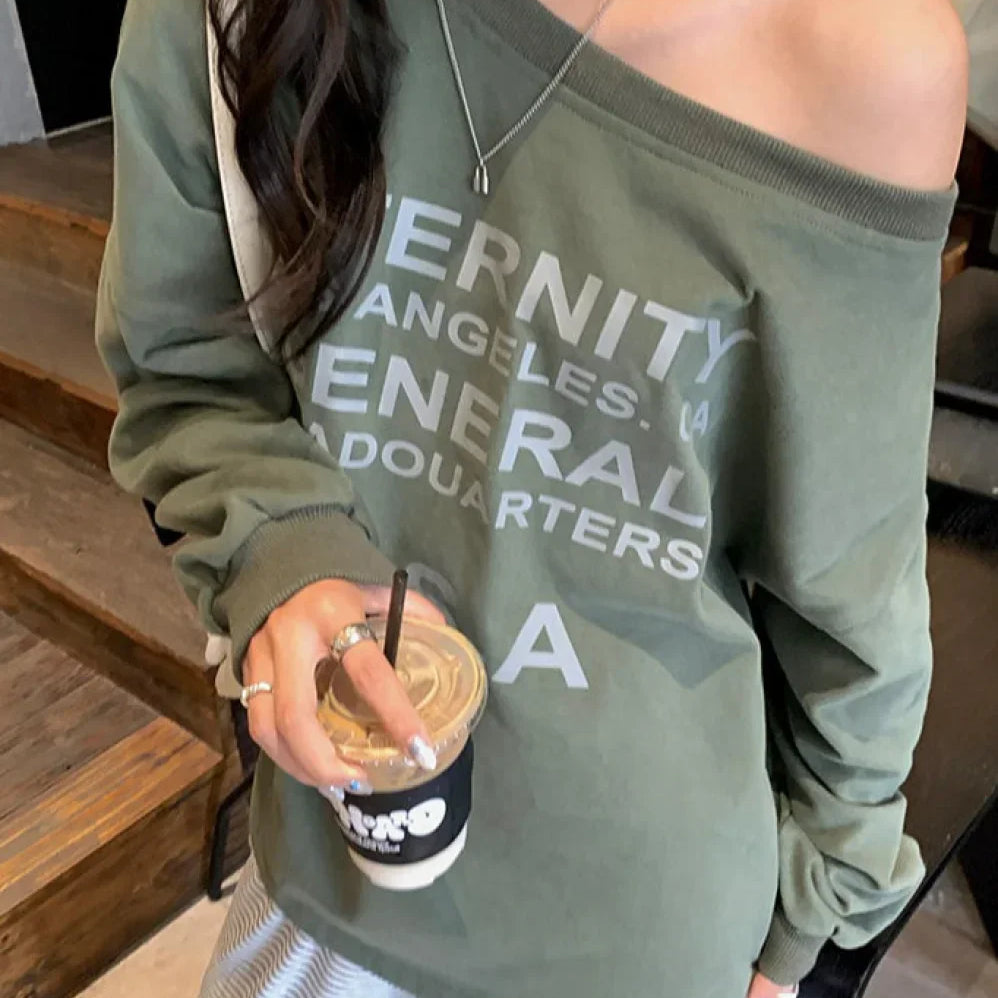 Sudadera informal con hombros descubiertos y letras gráficas