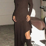 Vestido de punto con hombros descubiertos y bajo con volantes
