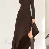 Vestido de punto con hombros descubiertos y bajo con volantes