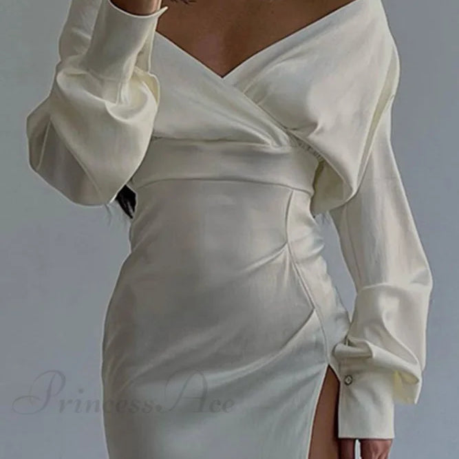 Vestido de satén con hombros descubiertos y dobladillo fruncido