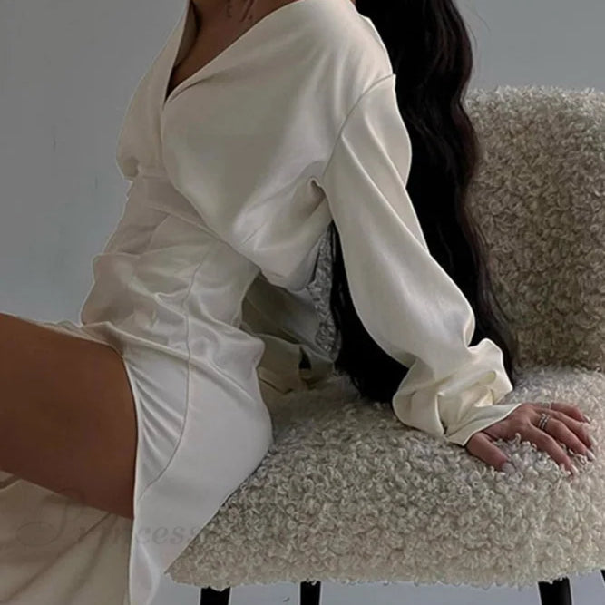 Vestido de satén con hombros descubiertos y dobladillo fruncido
