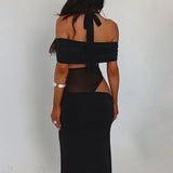 Vestido largo ajustado con diseño de hombros descubiertos y paneles.