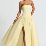 Elegante vestido largo con abertura y diseño de hombros descubiertos.