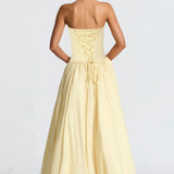 Elegante vestido largo con abertura y diseño de hombros descubiertos.