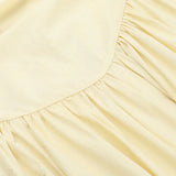 Elegante vestido largo con abertura y diseño de hombros descubiertos.