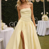 Elegante vestido largo con abertura y diseño de hombros descubiertos.