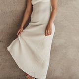 Elegante vestido midi sin mangas en color blanco roto