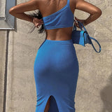 Vestido azul asimétrico con cortes y abertura en la espalda.