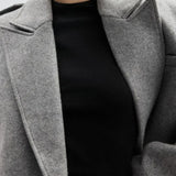 Blazer de lana con solapas de muesca extragrandes y hombreras