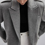 Blazer de lana con solapas de muesca extragrandes y hombreras