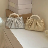 Clutch de noche con asa de cuentas