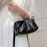 Clutch de noche con asa de cuentas