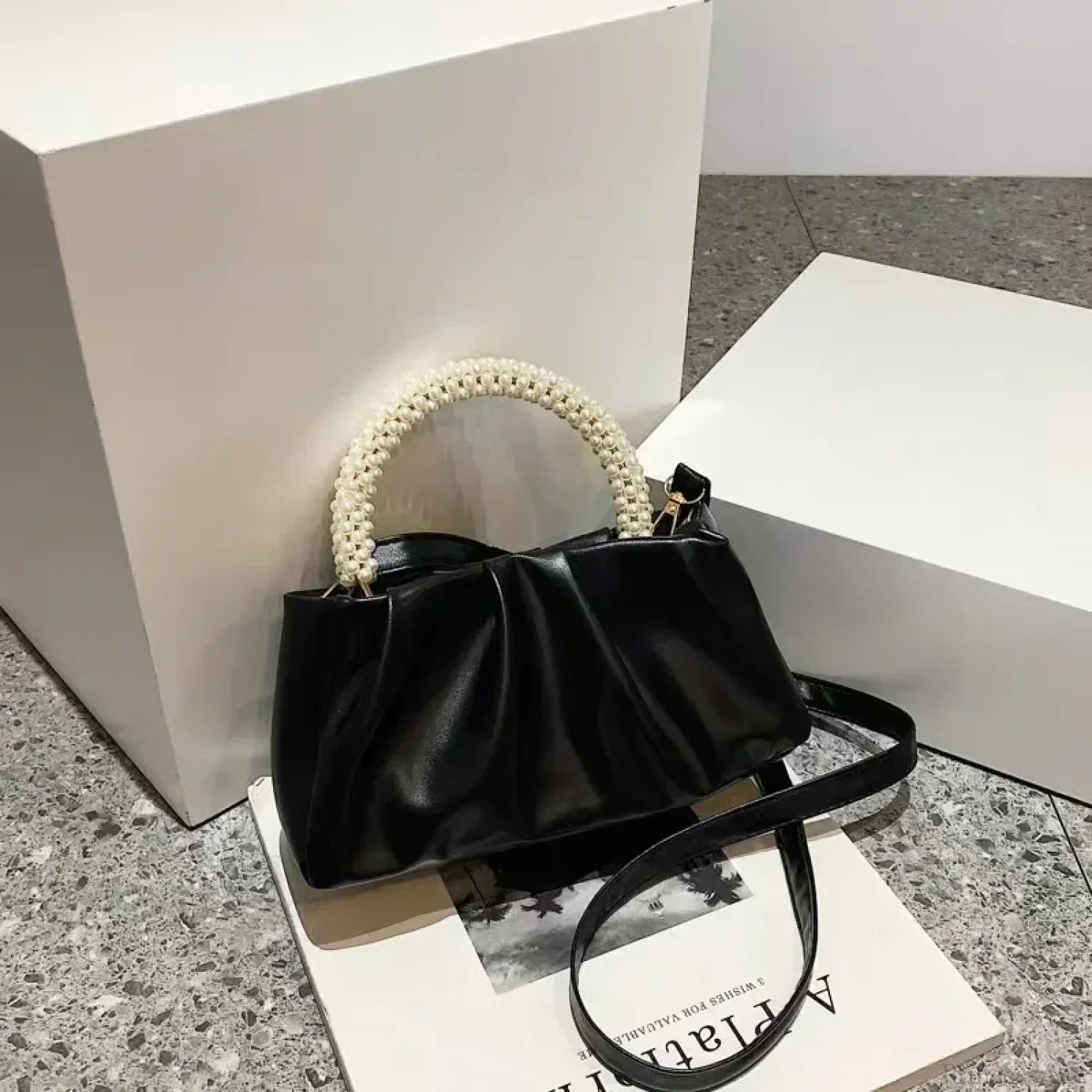 Clutch de noche con asa de cuentas