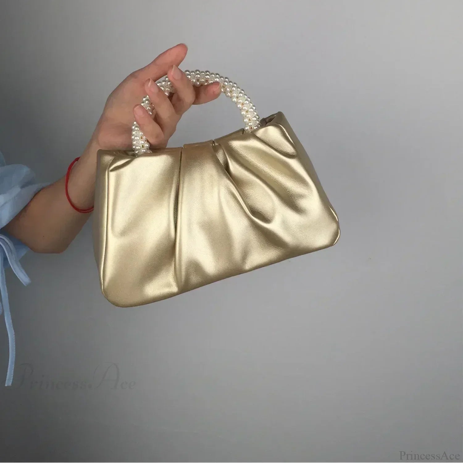 Clutch de noche con asa de cuentas