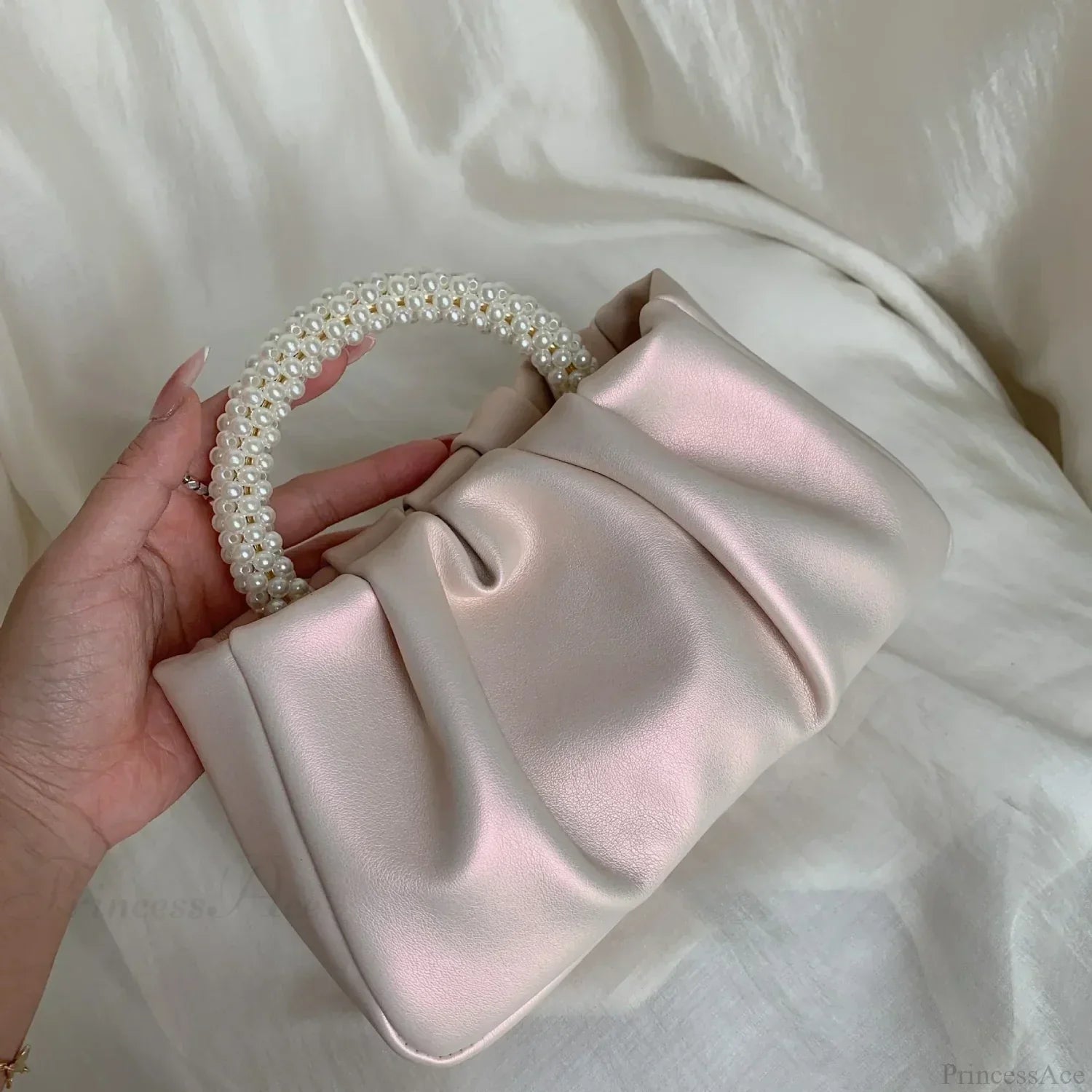 Clutch de noche con asa de cuentas