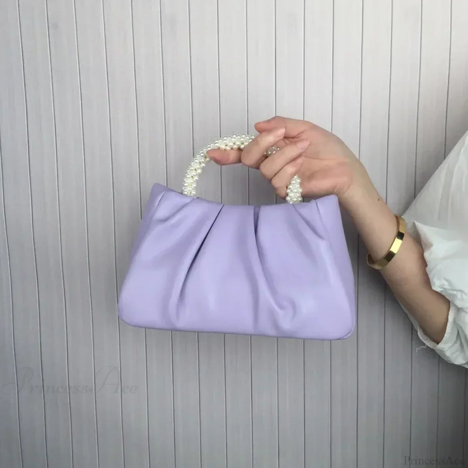 Clutch de noche con asa de cuentas