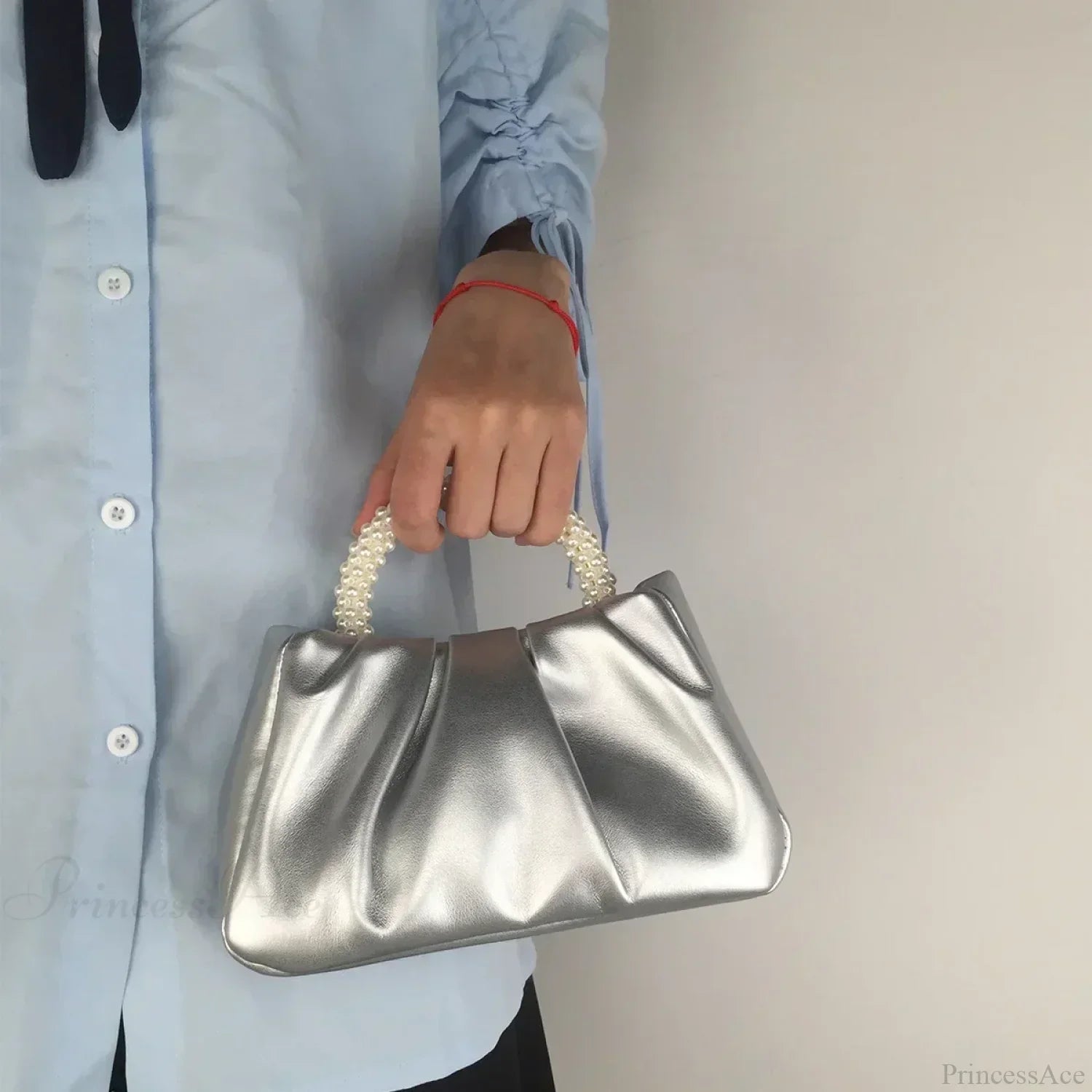 Clutch de noche con asa de cuentas