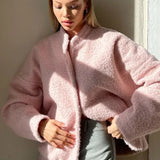 Chaqueta informal de polar rosa con cuello alto