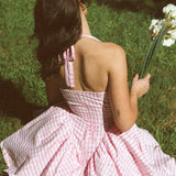 Vestido mini fruncido a cuadros con bloques de color, espalda abierta y escote en V profundo