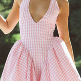 Vestido mini fruncido a cuadros con bloques de color, espalda abierta y escote en V profundo