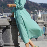 Vestido de cuadros con cintura atada
