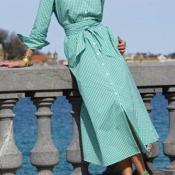 Vestido de cuadros con cintura atada