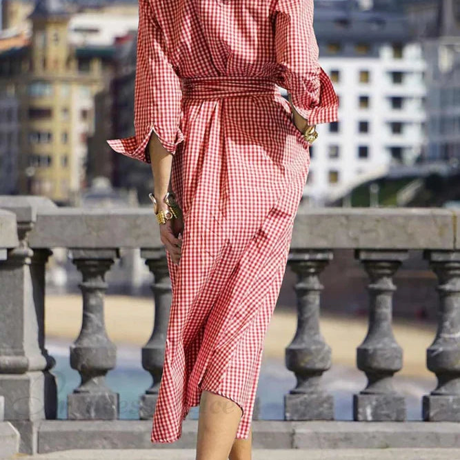 Vestido de cuadros con cintura atada