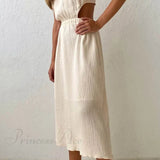 Vestido plisado de tirantes con botonadura sencilla en la parte delantera y cintura baja.