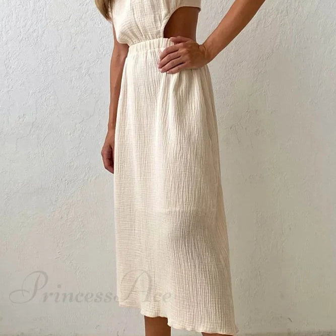 Vestido plisado de tirantes con botonadura sencilla en la parte delantera y cintura baja.