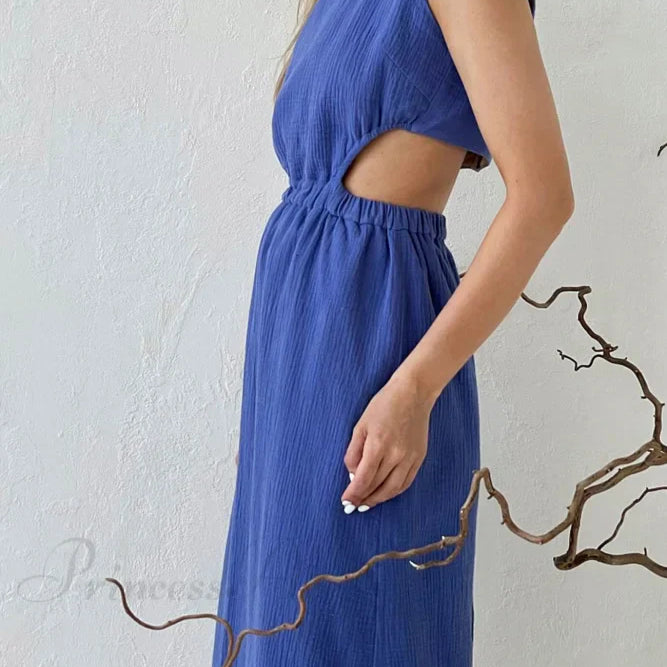 Vestido plisado de tirantes con botonadura sencilla en la parte delantera y cintura baja.