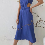 Vestido plisado de tirantes con botonadura sencilla en la parte delantera y cintura baja.