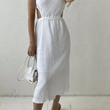 Vestido plisado de tirantes con botonadura sencilla en la parte delantera y cintura baja.