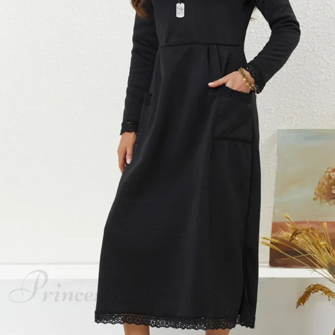 Vestido con dobladillo de encaje y bolsillos.