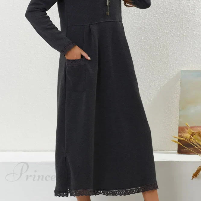 Vestido con dobladillo de encaje y bolsillos.