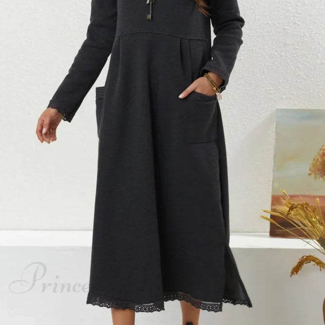 Vestido con dobladillo de encaje y bolsillos.