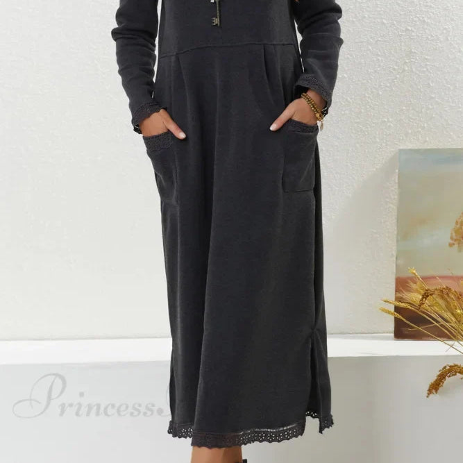 Vestido con dobladillo de encaje y bolsillos.