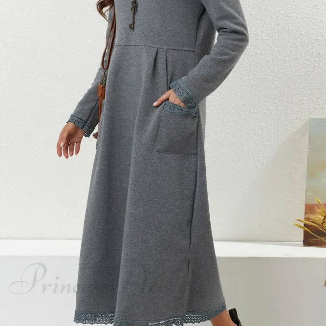 Vestido con dobladillo de encaje y bolsillos.