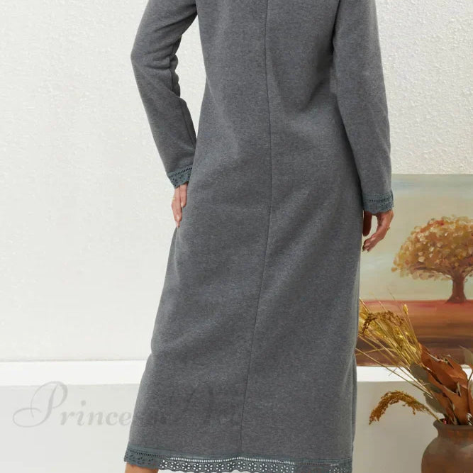 Vestido con dobladillo de encaje y bolsillos.