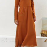 Vestido con dobladillo de encaje y bolsillos.