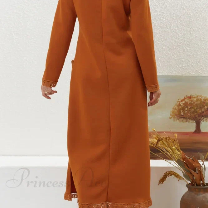 Vestido con dobladillo de encaje y bolsillos.