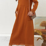 Vestido con dobladillo de encaje y bolsillos.