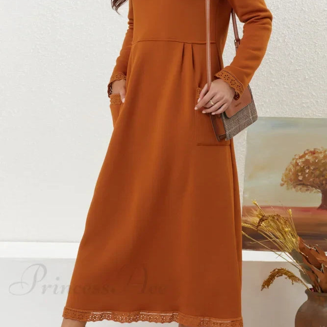 Vestido con dobladillo de encaje y bolsillos.