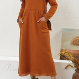 Vestido con dobladillo de encaje y bolsillos.