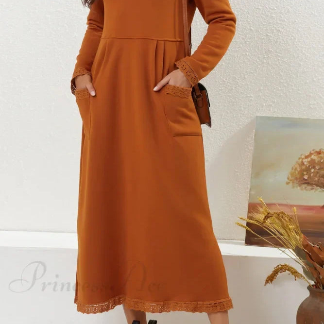 Vestido con dobladillo de encaje y bolsillos.