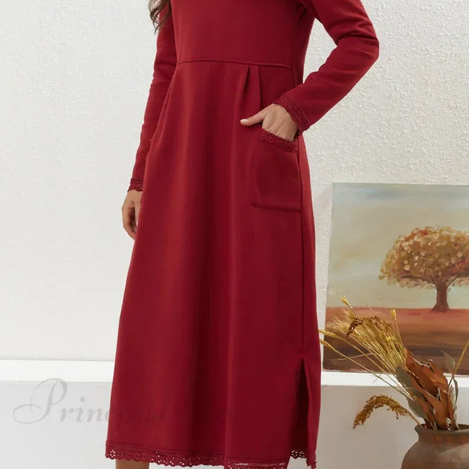 Vestido con dobladillo de encaje y bolsillos.