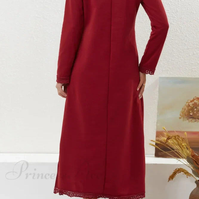Vestido con dobladillo de encaje y bolsillos.