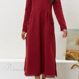 Vestido con dobladillo de encaje y bolsillos.