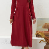 Vestido con dobladillo de encaje y bolsillos.